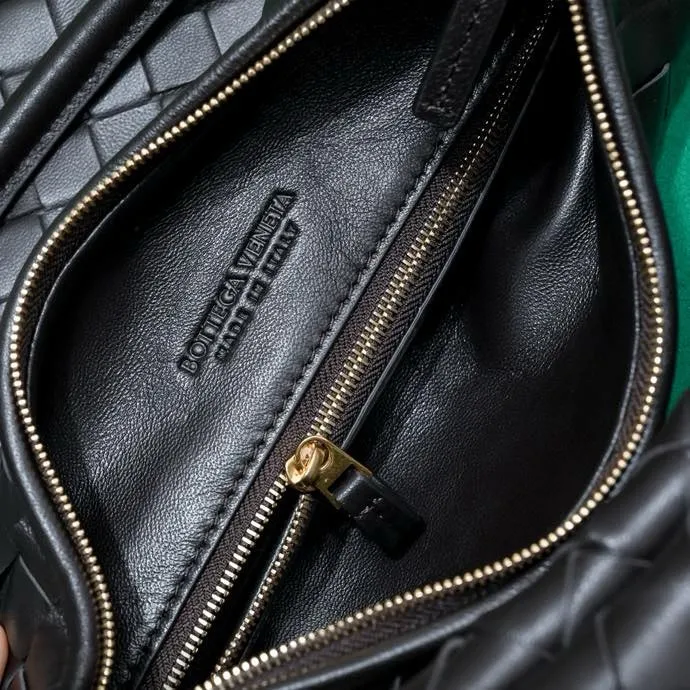 Batch 1860 Bv Shu Qi's same "Gemelli" twin bag 👇 Locked in advance 24 years of hot style 💕 Gemelli is paired with two half-moon shaped bags, matched with the brand's iconic intrecciato woven sheepskin, equipped with a detachable tubular handle, which can be used as a clutch, on the shoulder or by flipping the small crescent moon as a handle, or as a long shoulder strap 🉑️ crossbody The dual design has a personalized yet charming attitude, and the eye-catching visual impact brings an elegant and fashionable feeling. It is a bag worth buying💥 Size: 36x25x10, Model: 4281#